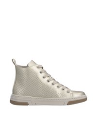 Baskets montantes en cuir beige avec côtés perforés, lacets beige, languette de traction au talon et semelle en caoutchouc blanche avec empreinte beige.