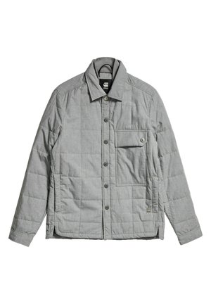 Lysegrå quiltet jakke med knapper foran, spids krave, enkelt brystlomme med klap og lange ærmer på en hvid baggrund.