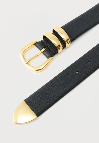 Ceinture en cuir noir texturé avec boucle dorée brillante, deux passants dorés et embout doré sur fond blanc.