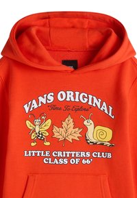 Oranje hoodie met een grafisch ontwerp van een cartoonbij, slak en esdoornblad. De tekst luidt "VANS ORIGINAL" en "LITTLE CRITTERS CLUB CLASS OF '66".