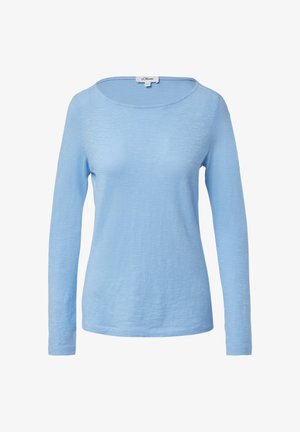 Camisa de manga larga azul claro hecha de una tela suave y texturizada. Presenta un escote ancho y redondo y un dobladillo recto. Sin patrones ni acentos visibles.