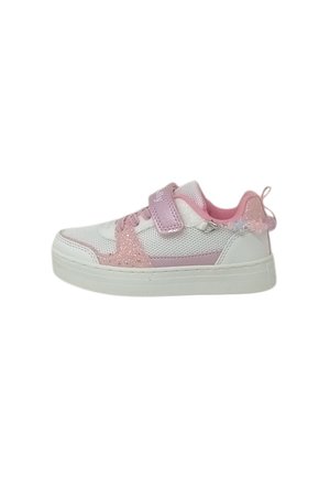 Scarpa da ginnastica per bambini bianca e rosa con accenti glitterati, tessuto in mesh, cinturino in velcro e un anello decorativo con perline sul tallone.