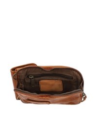 Borsa in pelle marrone con chiusura a zip, dotata di una tasca interna e foderata in tessuto morbido, con una texture liscia e un design minimalista.