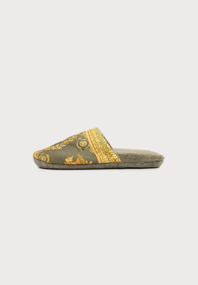 Μονό παντόφλα τύπου slip-on με γκρι χνουδωτή σόλα και επάνω μέρος διακοσμημένο με κίτρινο και χρυσό περίτεχνο μοτίβο σε σκούρο φόντο.