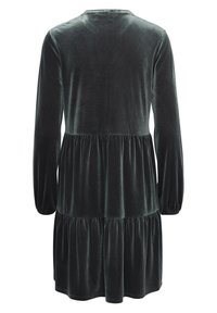 Mörkgrön sammetsklänning med l ånga ärmar, lagerdesign och rynkad midja. Slät textur, rundad halsringning och elastiska muddar.