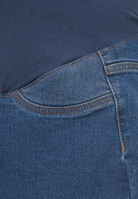 Mamalicious Curve MLAMY JEGGINGS - Calças de ganga de corte afunilado - medium blue denim