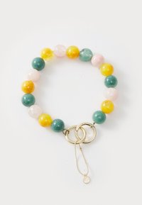 Pärlarmband med runda pärlor i grön, gul, rosa och orange, med en guldring som lås och en delikat kedja med en berlock.