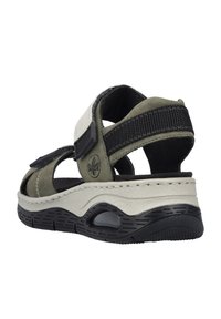 Sandale pour homme en combinaison de suède vert olive et de sangle noire, avec une semelle rembourrée et des sangles ajustables pour un bon maintien.