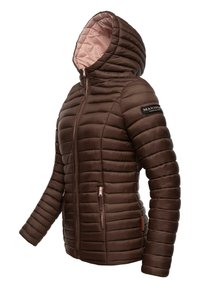 Bruine gewatteerde jas met een capuchon, met een ritssluiting aan de voorkant, twee zijzakken, contrasterende roze voering en een logo op de mouw.