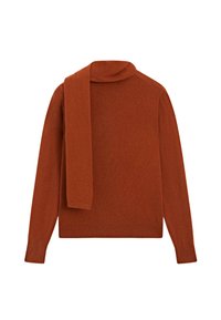 Ein rostfarbener, langärmeliger Pullover mit passendem Schal, der über die linke Schulter drapiert ist, auf einem weißen Hintergrund flach niedergelegt.