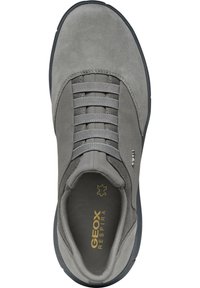 Sneaker grigio con una combinazione di camoscio e tessuto. Presenta lacci elastici e una suola nera a contrasto. L'interno mostra il marchio Geox in oro.