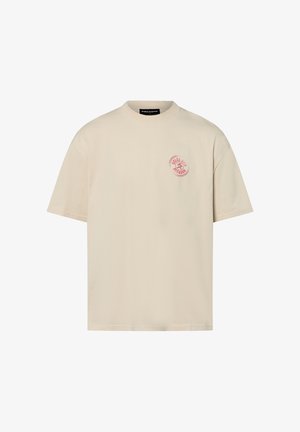 Beige katoenen t-shirt met korte mouwen, met een ronde halslijn en een kleine rode grafische print op de borst. Eenvoudig ontwerp, losse pasvorm.