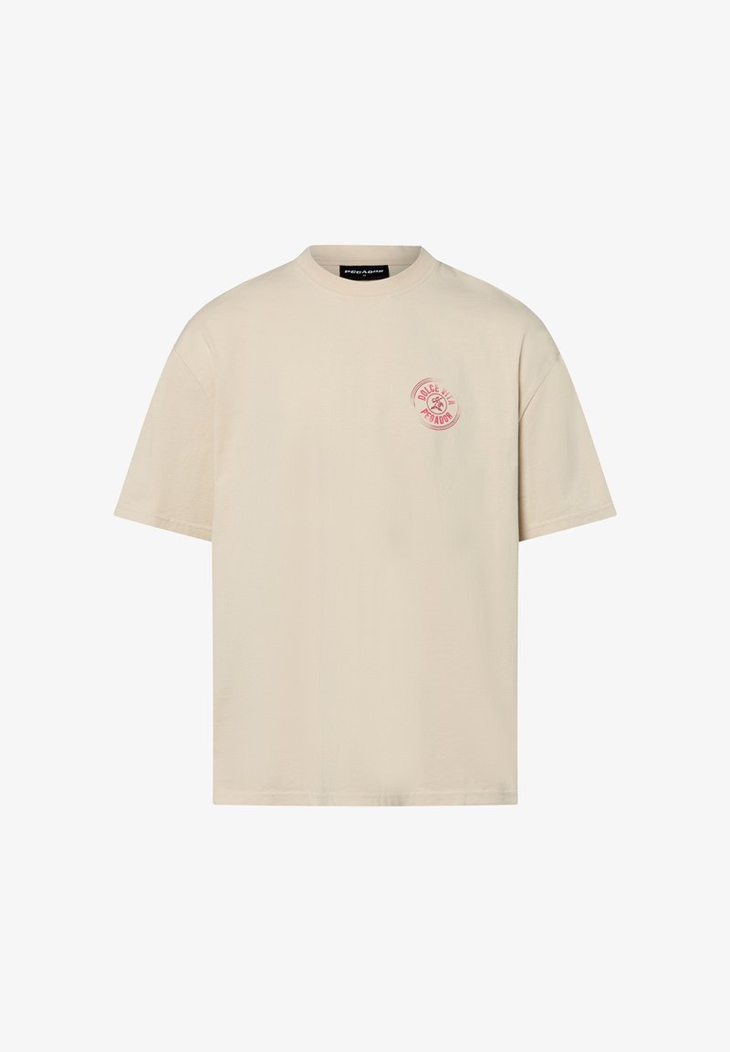 Beige katoenen t-shirt met korte mouwen, met een ronde halslijn en een kleine rode grafische print op de borst. Eenvoudig ontwerp, losse pasvorm.