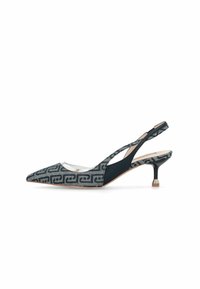 Escarpins à bride arrière avec un design à bout pointu, présentant un motif bleu marine et gris clair, un talon stiletto bas, et des accents architecturaux contrastants.