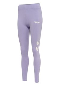 Fioletowe legginsy wykonane z elastycznego materiału, z białym logo "HUMMEL" oraz dwoma wzorami chevron na lewej nogawce. Gładka tekstura, dopasowany krój.