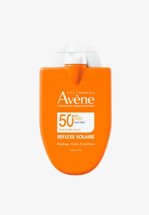 Orangenflasche mit Sonnencreme und weißem Flip-Top-Deckel, gekennzeichnet mit SPF 50+, was einen hohen Schutz gegen UV- und blaues Licht anzeigt.