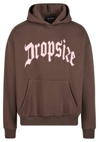 Brun hættetrøje med en frontlomme, elastiske manchetter og et logo "Dropsize" i pink gotisk skrift på brystet.