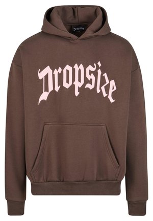 Brun hættetrøje med en frontlomme, elastiske manchetter og et logo "Dropsize" i pink gotisk skrift på brystet.