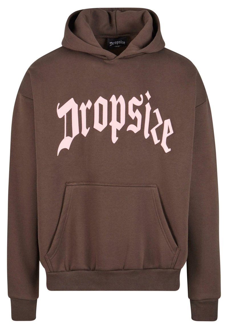 Brun hættetrøje med en frontlomme, elastiske manchetter og et logo "Dropsize" i pink gotisk skrift på brystet.