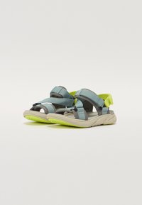 Lette sandaler med et grått og teal design, som har justerbare stropper, en polstret såle og en distinkt neon grønn såle.