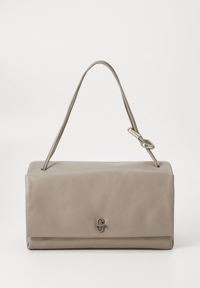 Sac à main en cuir gris de forme rectangulaire, avec une seule bandoulière et un détail de fermeture en métal argenté à l'avant. Texture lisse avec des accents minimaux.
