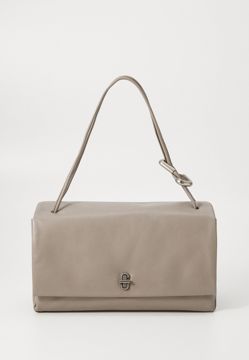 Bolsa de mão em couro cinza com forma retangular, uma única alça para o ombro e um detalhe de fecho prateado na frente. Textura suave com acentos mínimos.