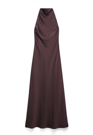 Grīdas garuma, bez piedurknēm tumši brūna satīna kleita ar augstu haltera kakla izgriezumu un pieguļošu augšdaļu, kas plūst A līnijas svārkos.
