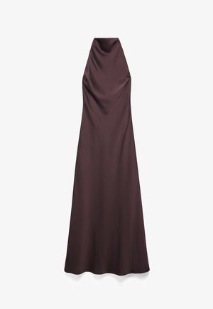 Temno rjava satenska obleka do tal brez rokavov z visokim ovratnikom na povodce in oprijetim zgornjim delom, ki prehaja v krilo v obliki črke A.