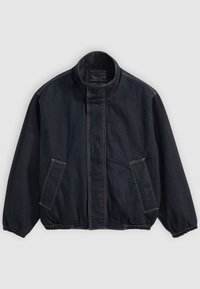 Donkerblauwe jas met een staande kraag, elastische mouwen en twee voorkeurszakken. Zichtbare stiksels en een casual, licht oversized pasvorm.