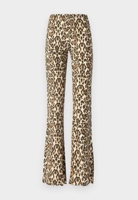 Pantalone s leopard uzorkom u boji smeđe i crne, s glatkom teksturom i uskim strukom koji se širi od koljena prema dolje.