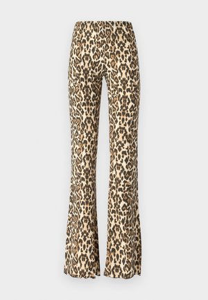 Kalhoty s leopardím potiskem v odstínech tan a černé, s hladkou texturou a přiléhavým pasem, který se od kolene rozšiřuje.