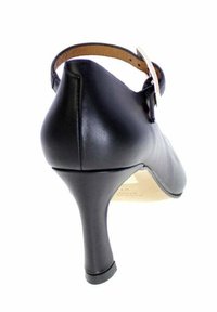 Scarpa nera in pelle da donna con tacco alto, cinturino alla caviglia e fibbia in argento, mostrata dal lato posteriore destro.