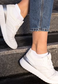FALKE COOL KICK UNISEX LIGHT CUSHIONING - Füßlinge - white