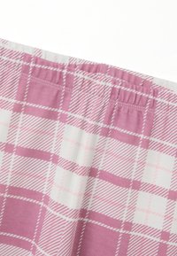 Schlafshorts aus weichem Baumwollstoff, mit einem rosa-weißen Karomuster und abwechselnd soliden und gestreiften Quadraten. Mit einem elastischen Bund.