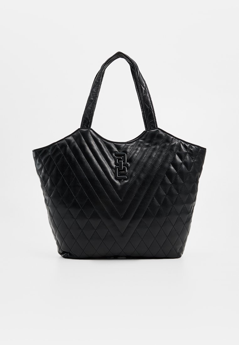 Sac tote matelassé noir avec un design en V, matériel de logo en relief et poignées doubles. Texture lisse avec une finition brillante.