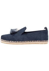 Scarpa slip-on in suede blu navy con punta arrotondata, nappina decorativa e suola in juta rifinita con cuciture a contrasto.