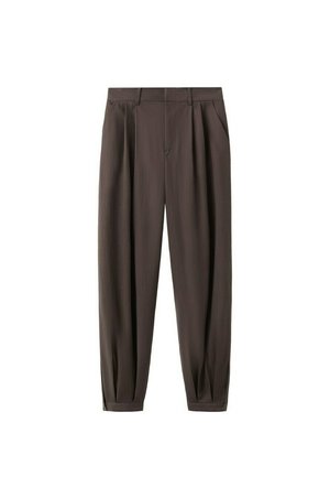 Pantalones marrones plisados con corte cónico, bolsillos laterales, trabillas para cinturón y bajos con puños, mostrados sobre un fondo blanco.