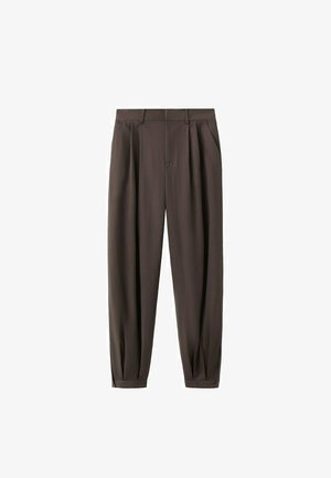 Pantalon marron plissé et fuselé avec poches latérales, passants de ceinture et bas retroussés, présenté sur fond blanc.