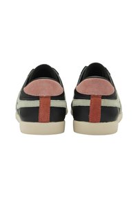 Svarta läderskor med en rosa mocka klack och ett rött accentband. Vit sula och en minimalistisk design med kontrasterande färgblock.