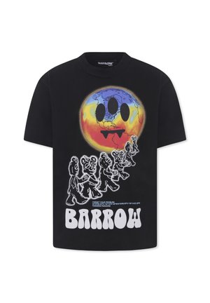 T-shirt nera con una grafica colorata di un globo con tre occhi e figure cartoon giocose in bianco, con il testo in grassetto "BARROW" sottostante.