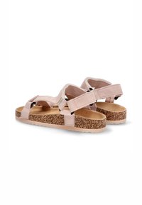 Sandalias de tela rosa con suelas intermedias de corcho, correas ajustables, suela texturada y acentos negros. Presenta un diseño de doble correa para un ajuste seguro.