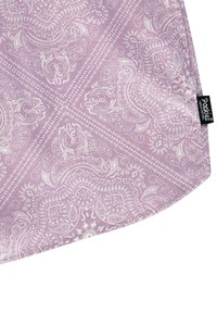 Lilla stof med et paisley-mønster i hvid, med indviklede detaljer, en glat tekstur og et trekantet snit i kanten. Tags synlige.
