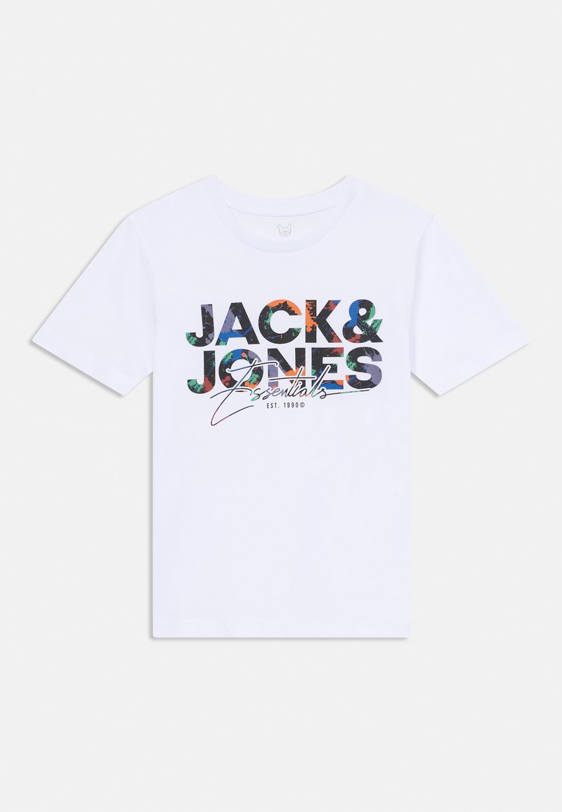 Hvit T-skjorte med "JACK & JONES Essentials" i fargerik, stilisert tekst med "EST. 1990" under. Enkel og moderne design.
