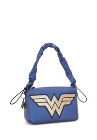 Borsa a tracolla sintetica blu con il logo dorato di Wonder Woman. Presenta un manico arricciato e un piccolo charm decorativo. Texture liscia con una finitura lucida.