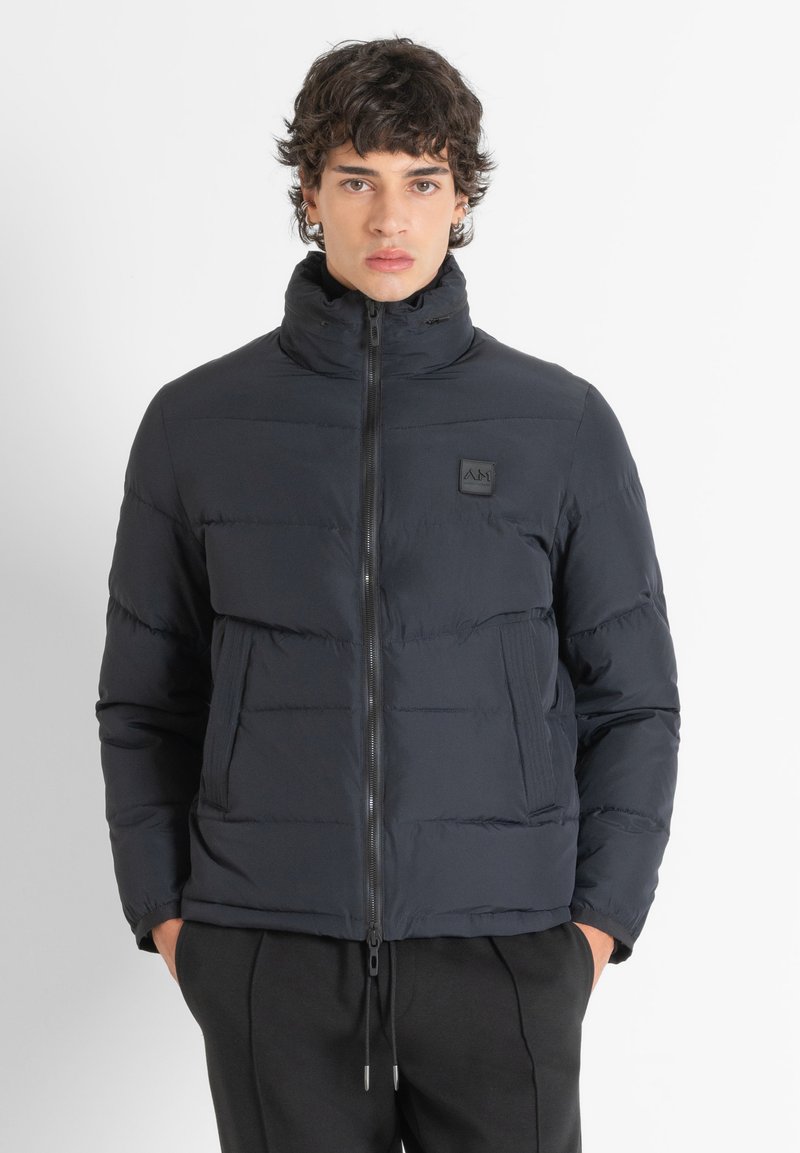 Antony Morato REGULAR FIT IN TECHNO WITH ECOPADDING DUPONT SORONA WITH METAL LOGO ON RUBBER PATCH - Zimska jakna - ink blue