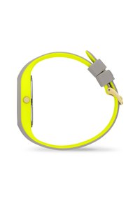 Orologio in silicone con un quadrante grigio piatto e rettangolare. Il cinturino è di un giallo brillante con fibbia e dettagli grigi. Texture liscia in tutto.