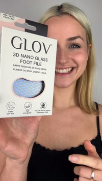 Die GLOV 3D Nano Glass Fußfeile in einer weißen Box verfügt über ein geschwungenes Design mit einer blauen, strukturierten Oberfläche. Enthält Symbole für die Funktionalität.