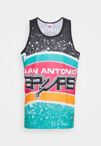 Camiseta sin mangas colorida con un diseño en negro, blanco y azul verdoso con patrones salpicados, texto en negrita "SAN ANTONIO SPURS" y rayas vibrantes.