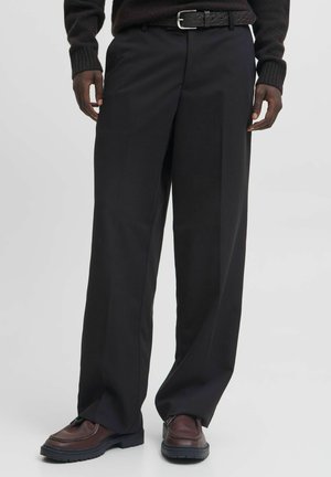 - Spodnie materiałowe