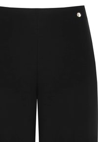 Pantalons noirs taille haute avec une texture lisse, présentant une couture centrale et un petit accent métallique près de la taille.